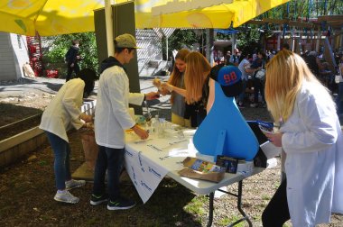 Sochi, Rusya Federasyonu - 8 Nisan 2018: Gençler kimyasal deneyler