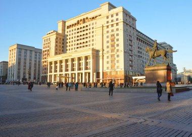 Moskova, Rusya - 21 Ekim 2015: Four Seasons Hotel Moscow ve G.K.Zhukov anıtı
