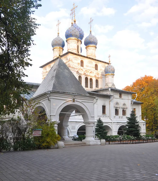 MOSCÚ, RUSIA - 18 de octubre de 2015: Iglesia del icono kazano de la Madre de Dios en Kolomenskoye —  Fotos de Stock