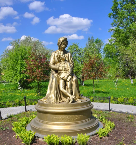 ZAKHAROVO MANOR, RUSSIA - MAY 15, 2016: Monument to M.A. Hannibal and the young poet A.S. Pushkin — 스톡 사진