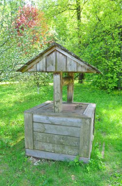 Zakharovo Malikanesi, Rusya - 15 Mayıs 2016: Malikanedeki köşk kuyusu heykeli