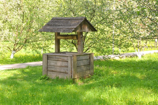 ZAKHAROVO MANOR, RUSIA - 15 DE MAYO DE 2016: Pozo viejo en el jardín — Foto de Stock