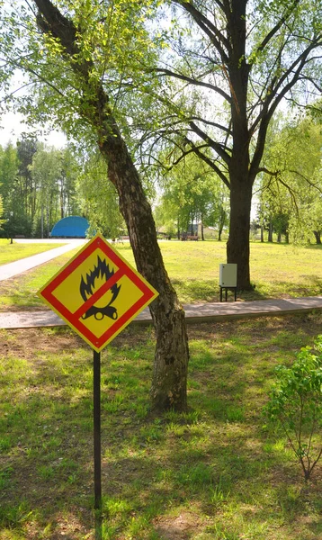 Cartel "No se permiten hogueras" en el parque — Foto de Stock