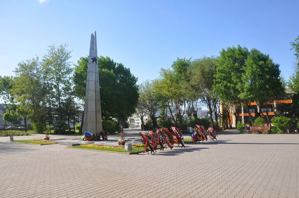 Astrakhan, Rusya - 11 Mayıs 2018: Sovyet askerlerinin toplu mezarı üzerine Obelisk — Stok fotoğraf