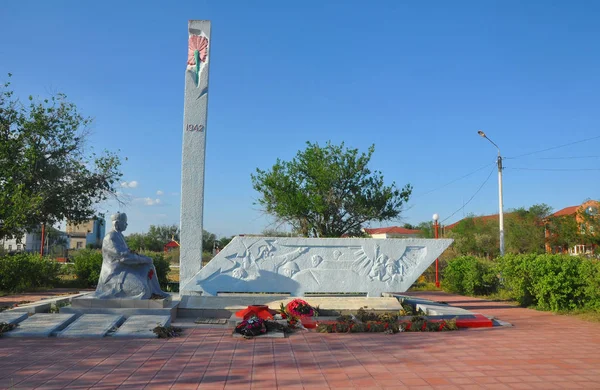 YASHKUL, RUSIA - 17 DE MAYO DE 2018: Tumba común y monumento. Lugar de enterramiento de soldados, oficiales y partidarios del 28º Ejército Soviético —  Fotos de Stock