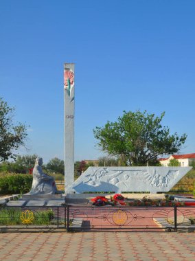 Yashkul, Rusya - 17 Mayıs 2018: Askerlerin, subayların ve partizanların gömüldüğü yer. 2. Dünya Savaşı Anıtı