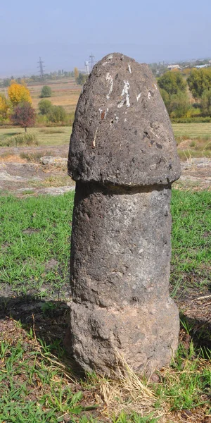 Mengir, Metsamor kalesinde bir fallik semboldür. Ermenistan