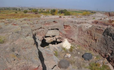 Antik Metsamor kalesinin bölgesindeki antik bir binanın kazıları. Ermenistan