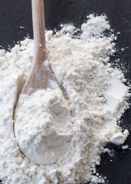 Kara tahta üzerinde buğday unu