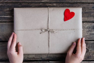 Kırmızı kalpler ile kraft kağıt sarılı Hediyelik