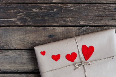 Kırmızı kalpler ile kraft kağıt sarılı Hediyelik