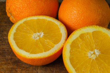 Portakal meyve ve ahşap masa ve Retro kumaş Portakal dilim