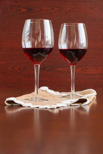 Dos copas de vino sobre una mesa de madera. — Foto de Stock