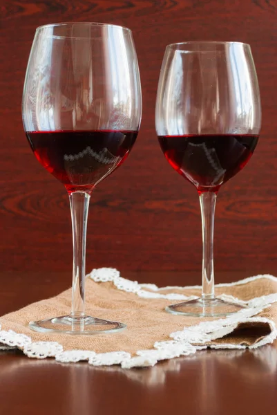 Zwei Gläser Wein auf einem Holztisch. — Stockfoto