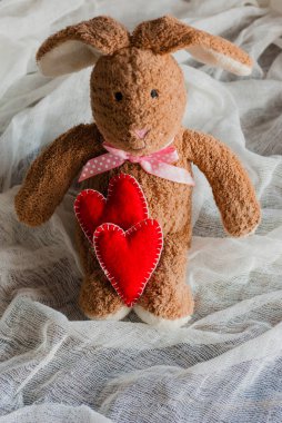 Keçe kalp kabarık oyuncak tavşan. Sevgililer günü kartpostal.