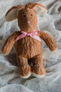 Kabarık oyuncak tavşan. Sevgililer günü kartpostal.