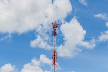 Mavi gökyüzü olan telekomünikasyon kulesi 