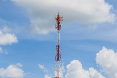 Mavi gökyüzü olan telekomünikasyon kulesi 