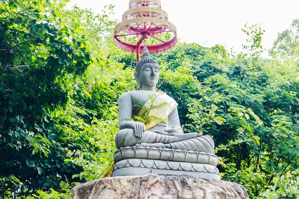 Estatua de Buda en bosque — Foto de Stock