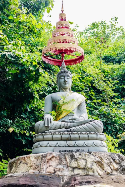 Estátua de Buda na floresta — Fotografia de Stock