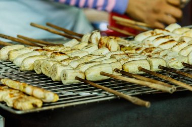 Tatlı olarak rafa ızgara ızgara muz