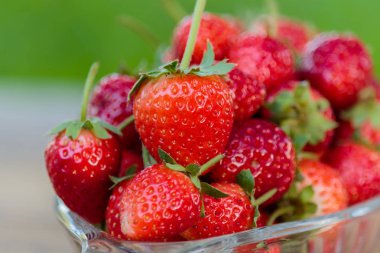 bir cam tabak taze çilek meyve