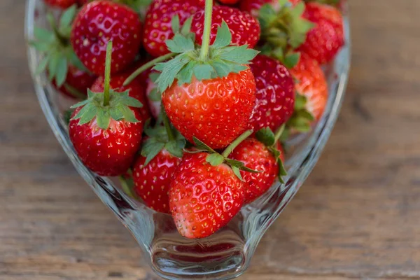 유리 접시에 신선한 딸기 과일 — 스톡 사진