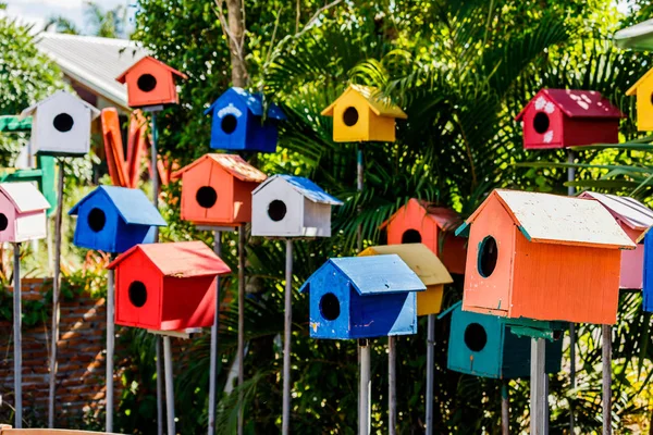 Casa de pájaros de madera anida en el poste Imágenes De Stock Sin Royalties Gratis