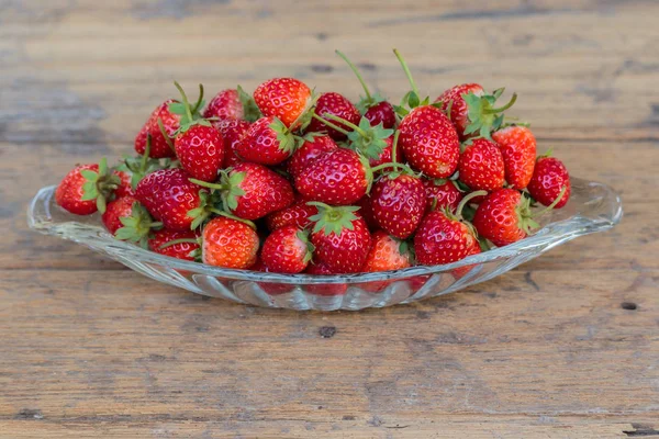 Verse aardbeien groenten in een glas schotel — Stockfoto