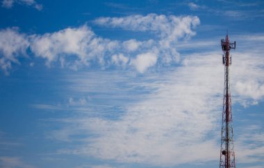 kopya alanı ile mavi gökyüzü kule cep telefonu