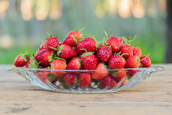 Verse aardbeien groenten in een glas schotel — Stockfoto