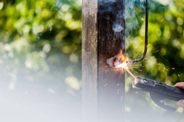 Kaynakçı Kaynak metal adlı fabrikada