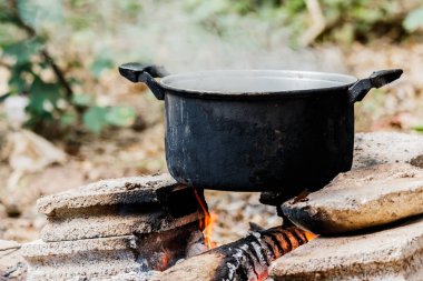 Eski tencereye kullanarak yakacak odun sobası.