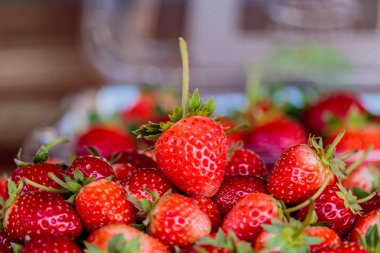 Eski masa ahşap üzerine taze çilek