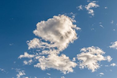 güzel mavi gökyüzü arka plan küçük bulutlar ile