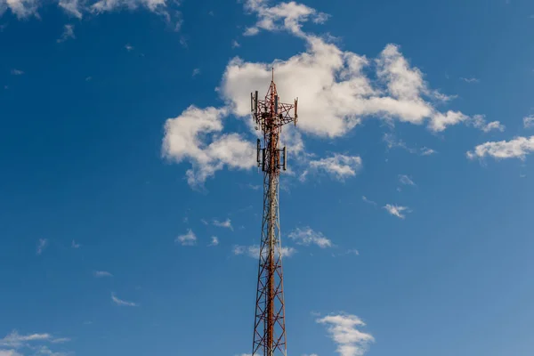 Telecommunicatie antenne Tower, Copyspace aan de rechterkant — Stockfoto