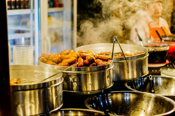 市場では、タイの皿の蒸しソーセージ — ストック写真