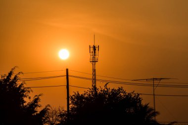 Telekomünikasyon kule sabah güneşin