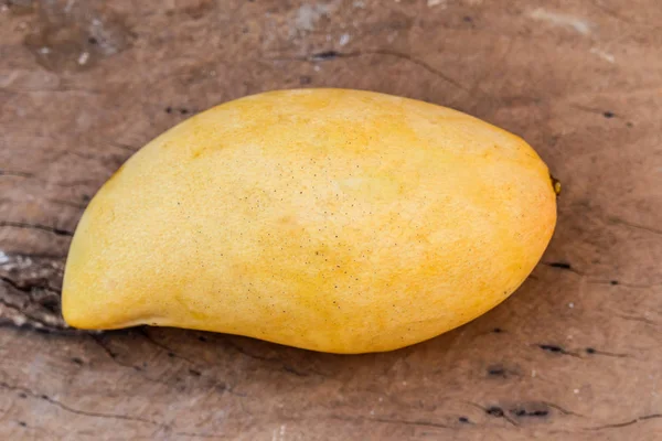 Close up ripe mango on a wooden floor — Stock Photo, Image
