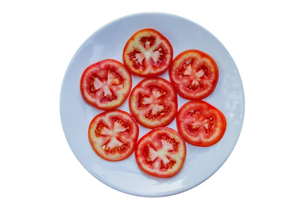 Rebanadas de tomate sobre plato y fondo blanco —  Fotos de Stock