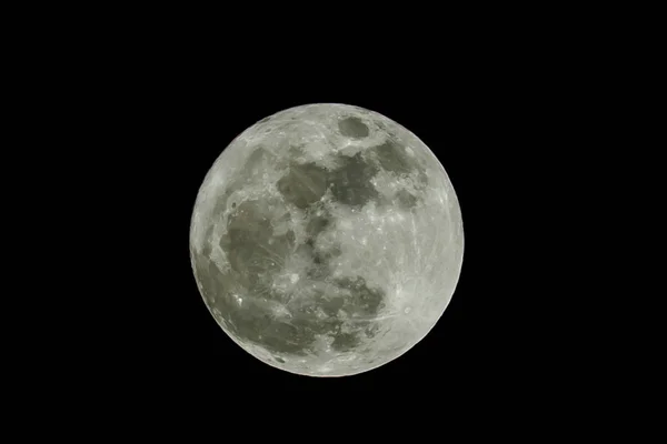 Повний місяць над темно-чорним небом вночі — стокове фото