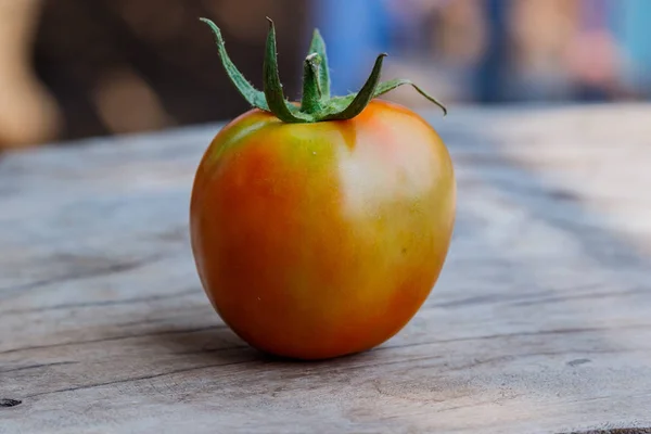 Rote Tomaten auf Holztisch ( — Stockfoto