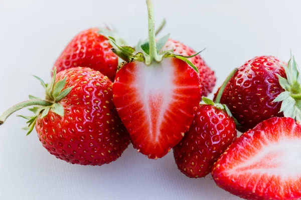 Rode aardbei op witte achtergrond — Stockfoto