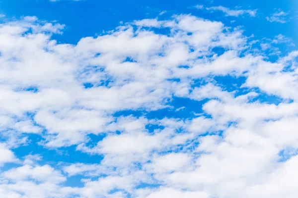 Kaunis sininen taivas pilvi . — kuvapankkivalokuva