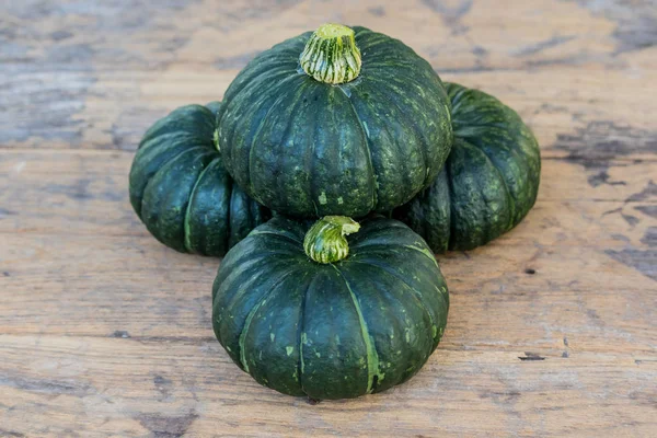 Calabaza japonesa sobre tabla de madera —  Fotos de Stock