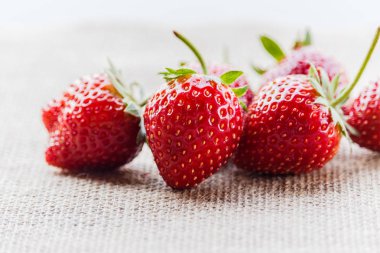 çilek Çilek w tarih seçici odak ile yakın kırmızı