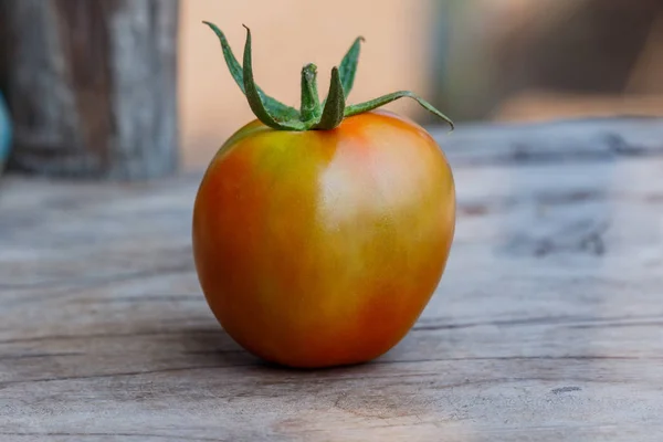 Rote Tomaten auf Holztisch ( — Stockfoto