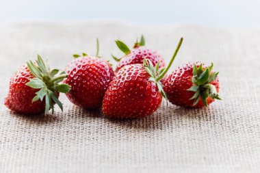 çilek Çilek w tarih seçici odak ile yakın kırmızı