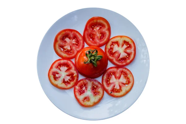 Skivor av tomat på skålen och vit bakgrund — Stockfoto