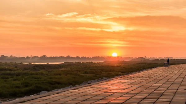 Morgen in einem Park in der Nähe des Flusses Khong im Bezirk Bueng Kan, th — Stockfoto